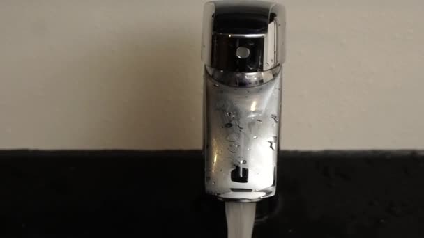 Agua Fluye Grifo Acero Cromado Primer Plano Zoom Lento Fuerte — Vídeo de stock