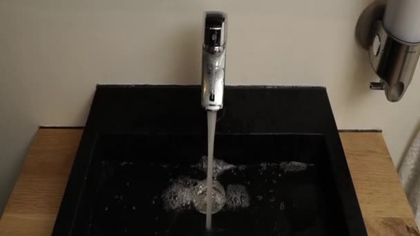 Conceito Poupança Água Água Flui Uma Torneira Banheiro Aço Cromado — Vídeo de Stock