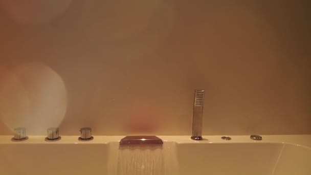水在按摩浴缸里流淌 带水力按摩和泡沫的Spa浴室 护理美容护理 — 图库视频影像