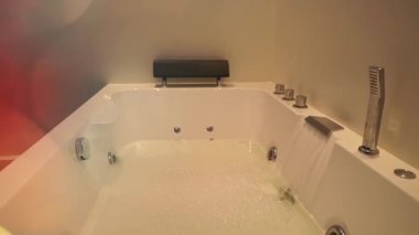 Jakuzide su akar. Hidromasaj ve köpük ile Spa banyo. Tedavi güzellik bakımı