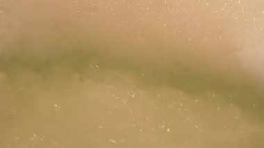 Jakuzide su akar. Hidromasaj ve köpük ile Spa banyo. Tedavi güzellik bakımı