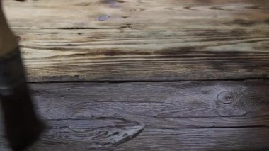 Yağlı boya ile fırça ile eski ahşap planken Boyama
