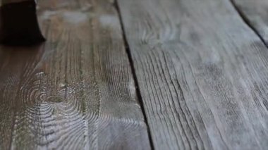 Yağlı boya ile fırça ile eski ahşap planken Boyama