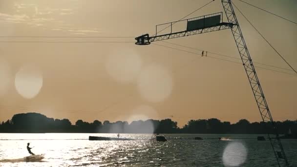 Wakesurfer Surfeando Bordo Ondas Estilo Vida Extrema — Vídeos de Stock