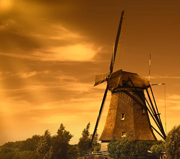 Tradycyjne wiatraki w Holandii. Holandia. Kinderdijk — Zdjęcie stockowe