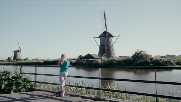 Menina Alegre Turista Olha Para Velhos Moinhos Vento Holanda — Vídeo de Stock