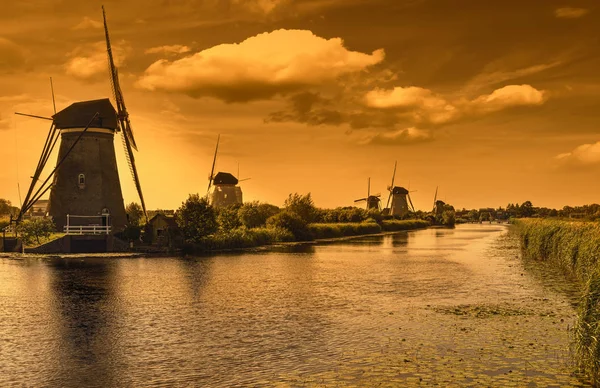 Stary Młyn wiatrowy w Holandii. Holandia — Zdjęcie stockowe