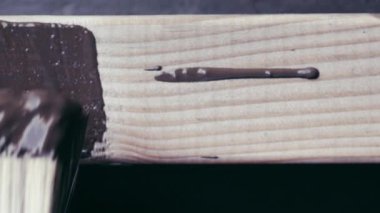 Boyama işi boya fırçası ile ahşap tahta boya. Yavaş fotbol