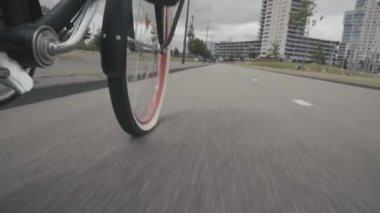 İlk kişiden asfalt üzerinde bisikletçi hareketi. Arka görünüm