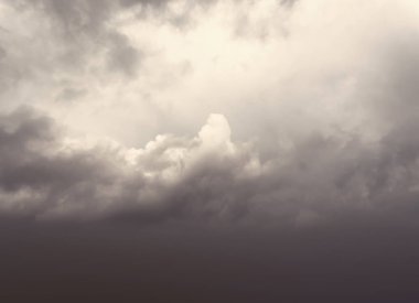 Gökyüzü bindirmeleri. Karanlık bulutlar ile dramatik gökyüzü ve kötü hava
