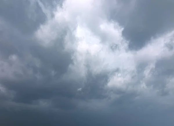 Sobreposições do céu. Céu dramático e mau tempo com nuvens escuras — Fotografia de Stock