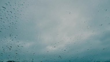 Islak araba penceresinden kanat aynaya yakın çekim 