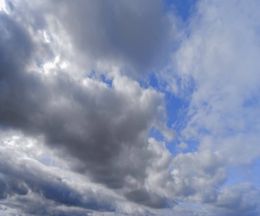 Gökyüzü bindirmeleri. Karanlık bulutlar ile dramatik gökyüzü ve kötü hava