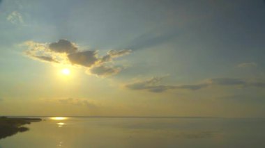 Dinyeper nehrinde gün batımı. Ukrayna