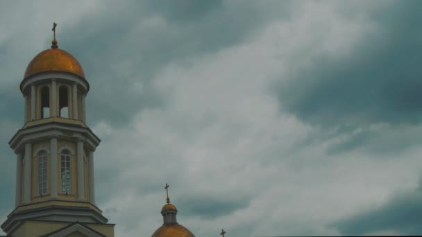 Stürmische Dramatische Wolken Über Der Christlichen Kirche — Stockvideo