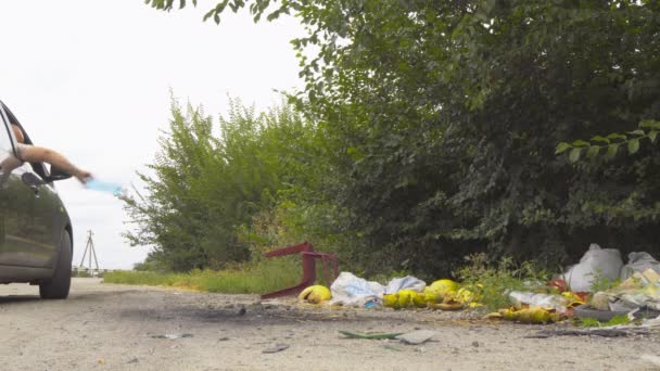 Şoför Yol Kenarına Çöp Atar — Stok video
