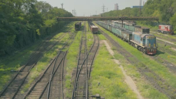 Eisenbahnwaggons Auf Den Schienen Einer Hüttenfabrik — Stockvideo