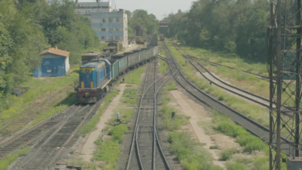 Vehículos Ferroviarios Sobre Los Rieles Una Fábrica Metalúrgica — Vídeo de stock