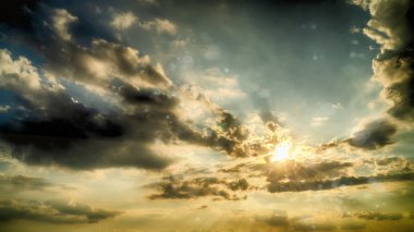 Dramatik gökyüzü ve kara bulutların bir backgrond karşı Gün batımı