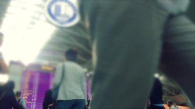 Defokus. Meşgul Havaalanı Terminali. Havaalanında ki gezgin