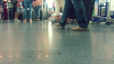 Defokus. Meşgul Havaalanı Terminali. Havaalanında seyahat, havaalanı salonunda check-in için kuyrukta duran çok ırklı insanların Yan görünümü. Uçuş bilgilerini gösteren kalkış panosu