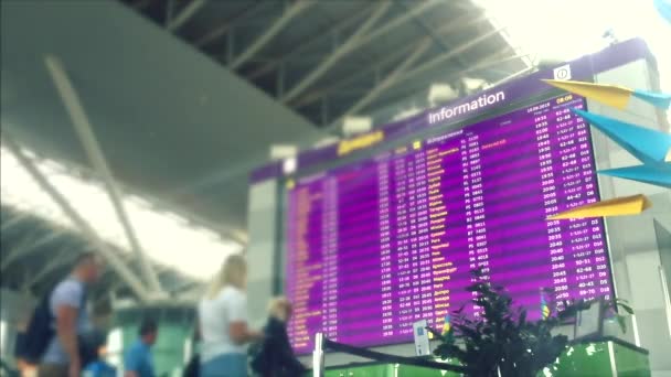 Defocusing Busy Airport Terminal Traveler Airport Side View Multiracial People — Stock Video