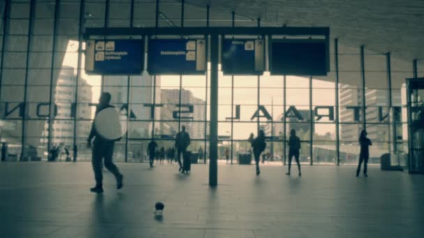 Bella Sfocatura Movimento Con Gente Esecuzione Alla Stazione Ferroviaria Concetto — Video Stock