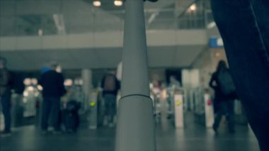 Tren istasyonunda giden insanlar ile güzel hareket bulanıklığı. Yoğun saatler, yoğun modern yaşam konsepti. Seyahat konsepti. Yaşam tarzı. 