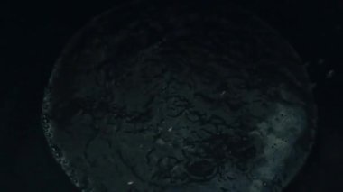 Su sıçraması. Detaylı olarak kaynayan suyun yavaş hareketi