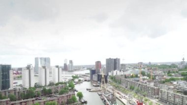 Roterrdam - Siyah, Hollanda - Juni 06, 2020: Ünlü Erasmus köprüsü ve Maas Nehri 'nin yukarısından