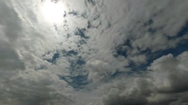 Gökyüzünde yağmur bulutları. Fırtına dramatik bulutlar. 4K Zaman aşımı