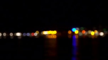 Rotterdam, Hollanda 'daki Willem Köprüsü' nün gece manzarası. 