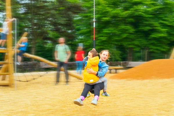 Enfoque Selectivo Niños Felices Jugando Divirtiéndose Patio Lindos Niños Divirtiéndose — Foto de Stock