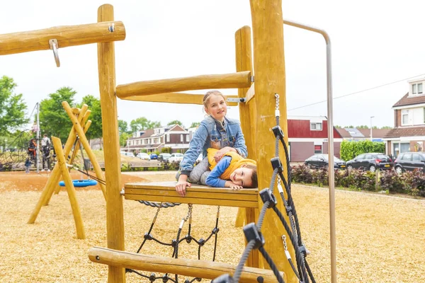 Crianças Subindo Deslizando Slide Parque Infantil Crianças Felizes Brincando Divertindo — Fotografia de Stock