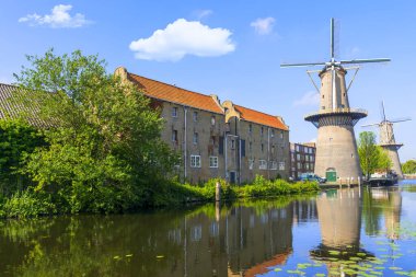 Schiedam, Güney Hollanda. Hollanda, 06-12-2020. Su vasıtasıyla enerji üreten geleneksel Hollanda yel değirmeni. Şehirde değirmen Schiedam.