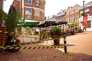 Schiedam, Güney Hollanda. Hollanda, 06-12-2020. 2020 salgını sırasında bir Avrupa şehrinin boş ve cansız caddeleri. 