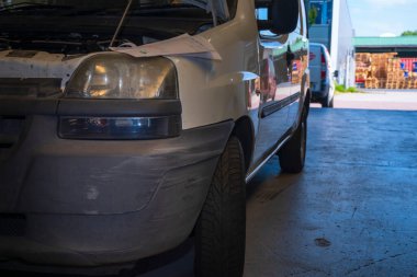 Araba kazası. Arabanın tamponunda derin çizikler var. Arabanın tamponunda bir sürü çizik var. Araba sigortası. Bozuk araba.