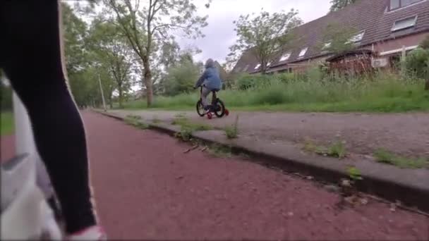 アクティブな子供たちは自転車で自転車に乗ります 学校への屋外の子供のための安全な方法 — ストック動画