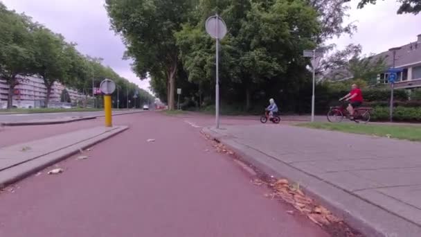 Aktif Çocuklar Bisiklet Yolunda Bisiklet Sürüyorlar Çocuklar Için Güvenli Okul — Stok video