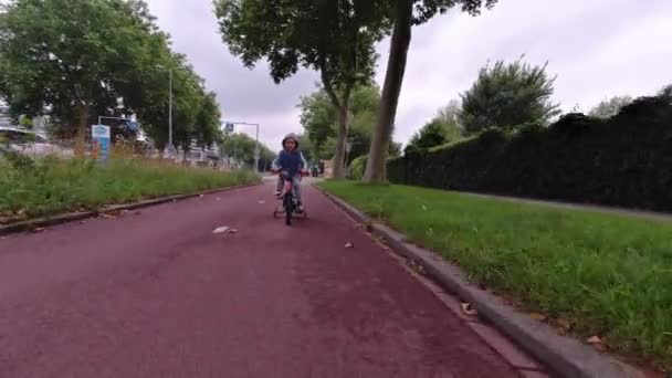 Bambini Attivi Cavalcano Una Bicicletta Pista Ciclabile Modo Sicuro Bambini — Video Stock