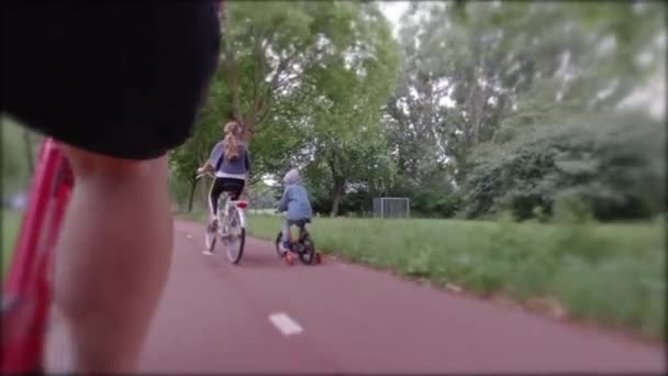 アクティブな子供たちは自転車で自転車に乗ります 学校への屋外の子供のための安全な方法 — ストック動画