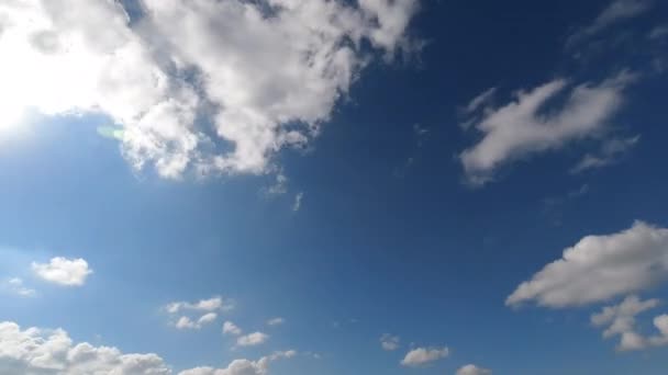 4k laps de temps. Timelapse pittoresque de nuages duveteux blancs se déplaçant doucement sur le ciel bleu clair