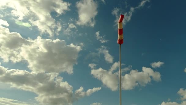 Větrná Ponožka Používaná Označení Rychlosti Směru Větru Windsock Pozadí Oblohy — Stock video