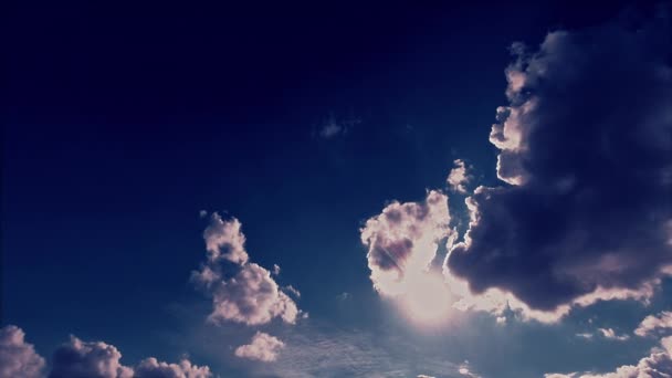 Sfondo Cielo Surreale Con Nuvole Volanti — Video Stock