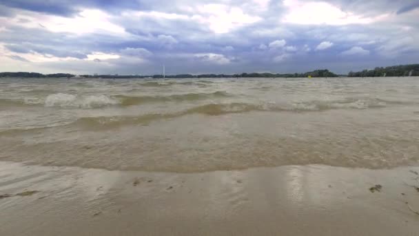 Paisaje Con Hermosas Nubes Siluetas Barco Horizonte — Vídeo de stock