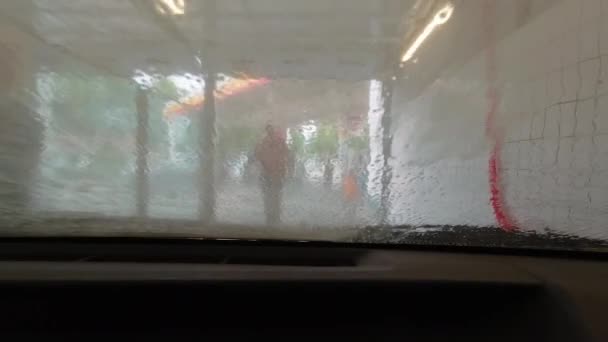 Barn Hjälper Pappa Att Tvätta Bilen Biltvätt Med Högtrycksvattenstråle — Stockvideo