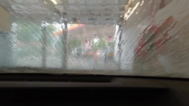 Barn Hjälper Pappa Att Tvätta Bilen Biltvätt Med Högtrycksvattenstråle — Stockvideo