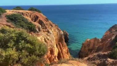  Yaz manzarası. Atlantik Okyanusu kıyısındaki kayalar ve kayalar.