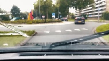 Seçici odaklanma. Ön cama yağmur damlaları damlıyor. Kötü havalarda aşırı araba kullanmak.