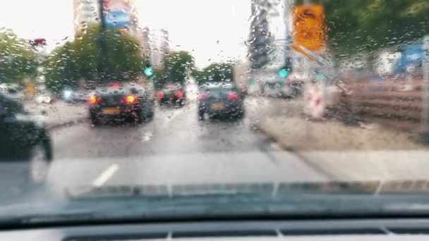 배경을 흐릿하게 도로의 질감을 줍니다 체증에 시달리는 내부에서 외부로 바라봄 — 비디오